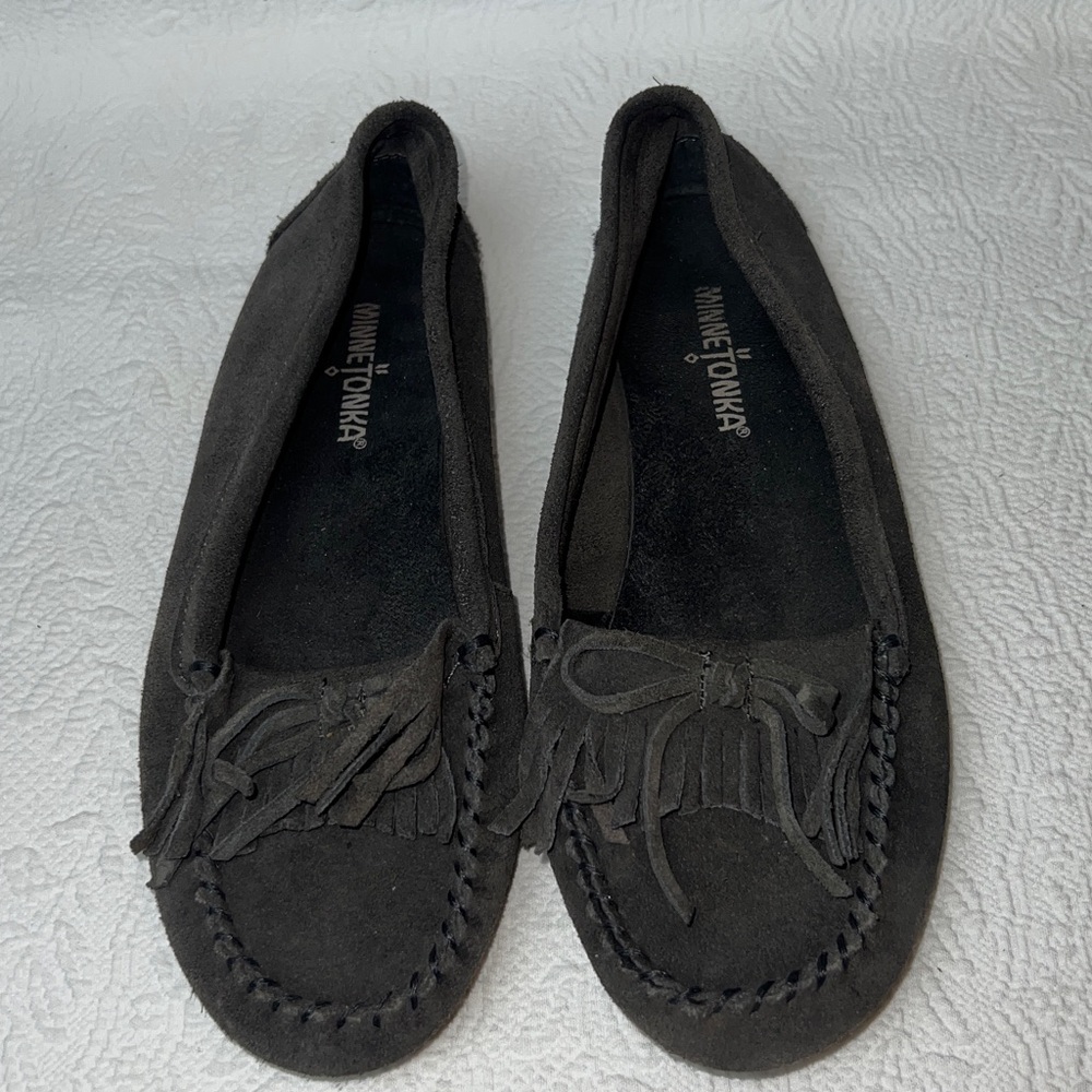 Minnetonka | Gray Leather Suede Fringed Moccasins Size 6